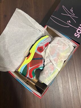 Brand New Never Worn Saucony Sneakers Jae Tips Triumph 4 Poison Ivy
